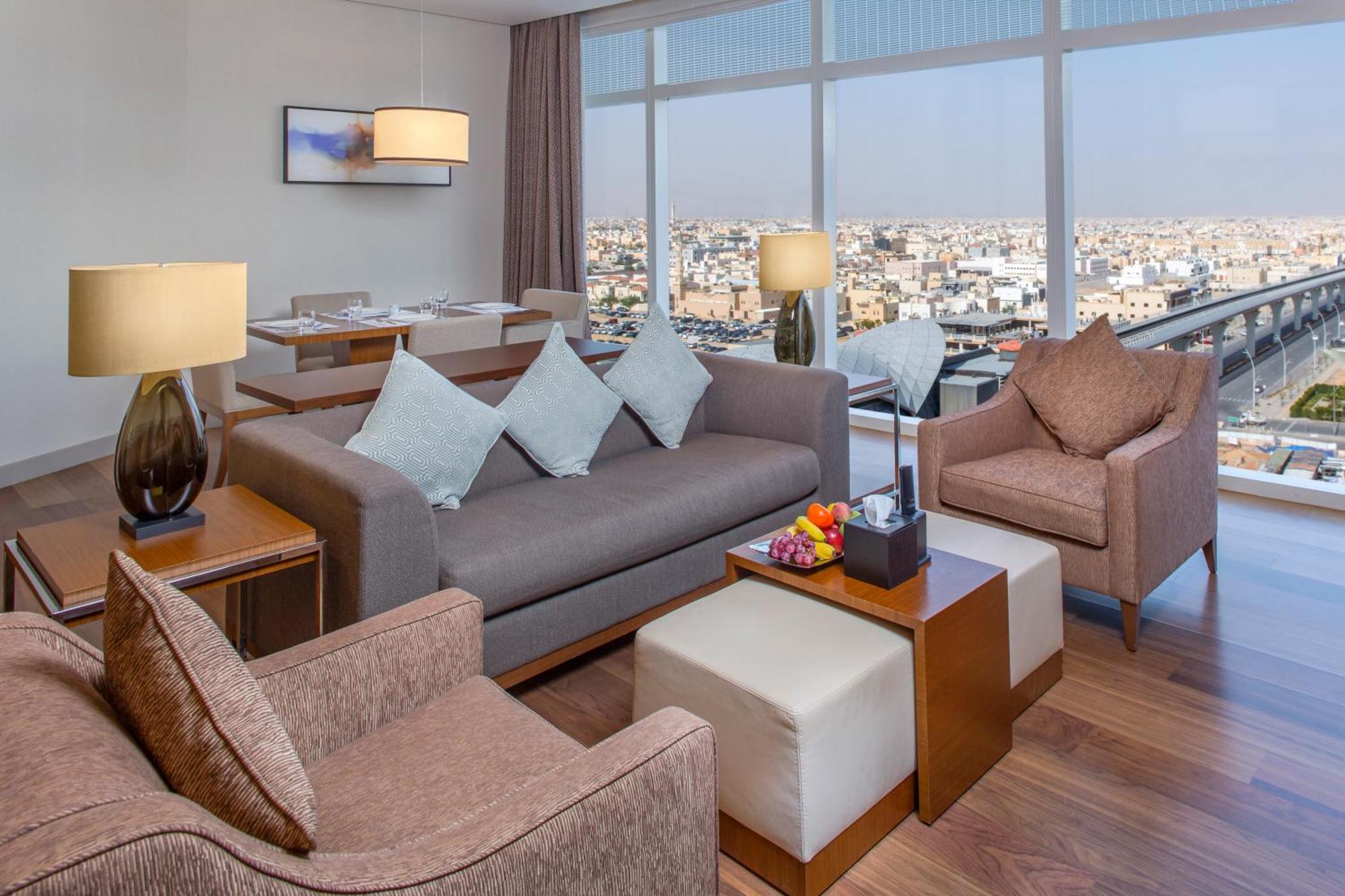 Hilton Riyadh Hotel & Residences Kültér fotó Executive Suite