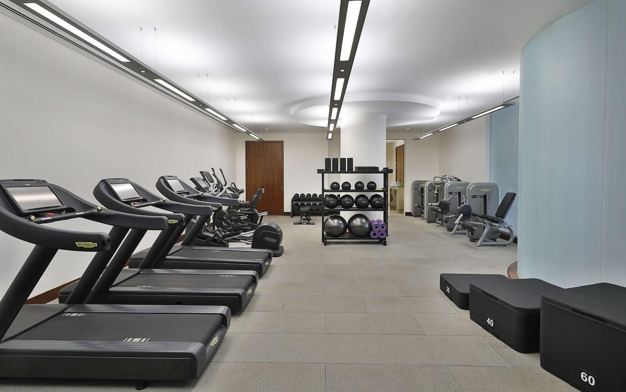 Hilton Riyadh Hotel & Residences Kültér fotó The gym at The Dorchester